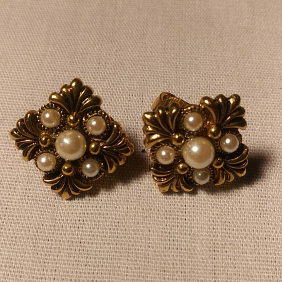 Avon CLIP Earrings Gold Tone w/Pearls - Picture 4 of 4